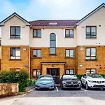 Modern Spacious Flat Near And Airport With Parking & Wifi Lejlighed *