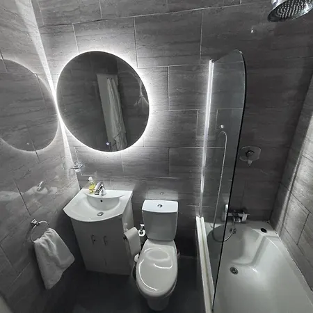 Modern Spacious Flat Near And Airport With Parking & Wifi