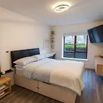 Modern Spacious Flat Near And Airport With Parking & Wifi دبلن