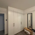 Modern Spacious Flat Near And Airport With Parking & Wifi شقة