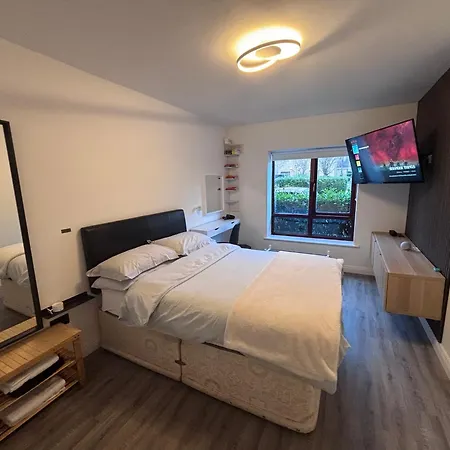 Apartment Modern Spacious Flat Near And Airport With Parking & Wifi *