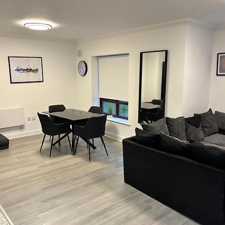 Апартаменты Modern Spacious Flat Near And Airport With Parking & Wifi *