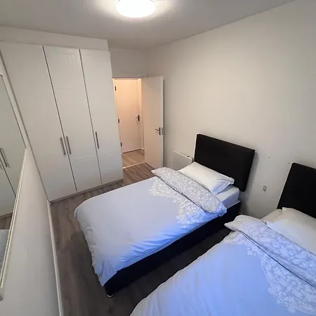 Modern Spacious Flat Near And Airport With Parking & Wifi *