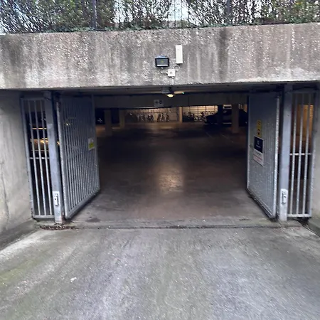 Modern Spacious Flat Near And Airport With Parking & Wifi Apartamento Dublin
