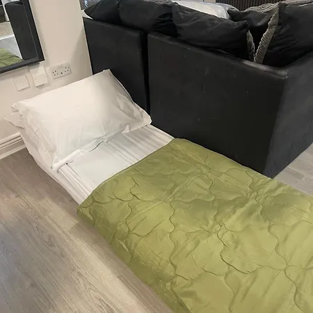 Modern Spacious Flat Near And Airport With Parking & Wifi Appartement *