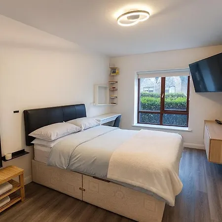Modern Spacious Flat Near And Airport With Parking & Wifi Дублин