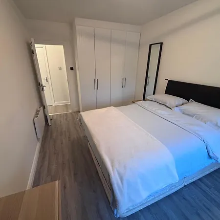 Modern Spacious Flat Near And Airport With Parking & Wifi Apartment