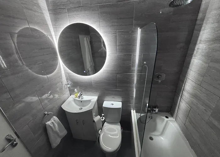 Modern Spacious Flat Near And Airport With Parking & Wifi