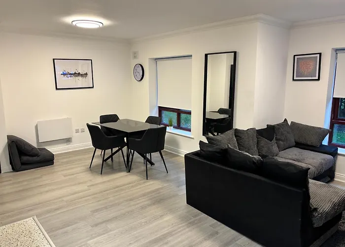 Apartment Modern Spacious Flat Near And Airport With Parking & Wifi *