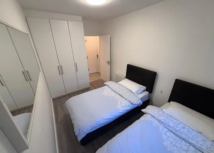 Modern Spacious Flat Near And Airport With Parking & Wifi *