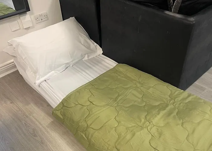 Modern Spacious Flat Near And Airport With Parking & Wifi Apartment *