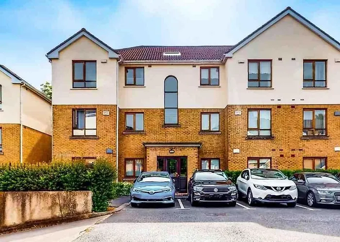 Modern Spacious Flat Near And Airport With Parking & Wifi Apartment *