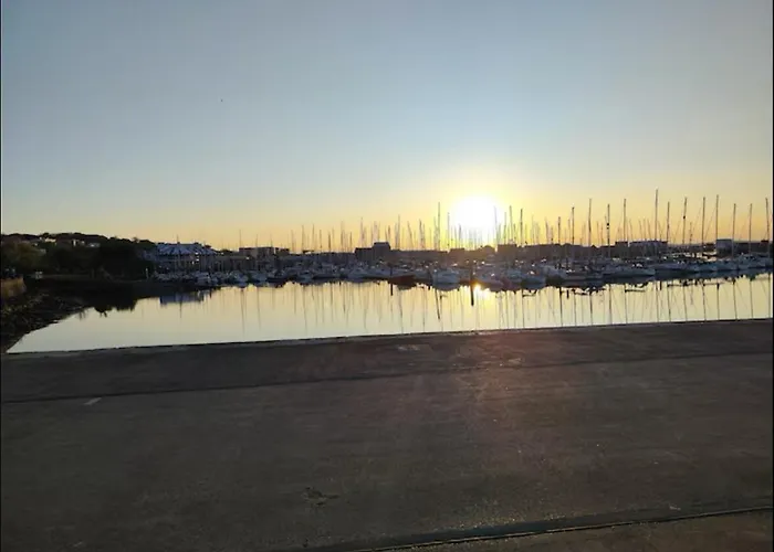 Modern Spacious Flat Near And Airport With Parking & Wifi Dublin