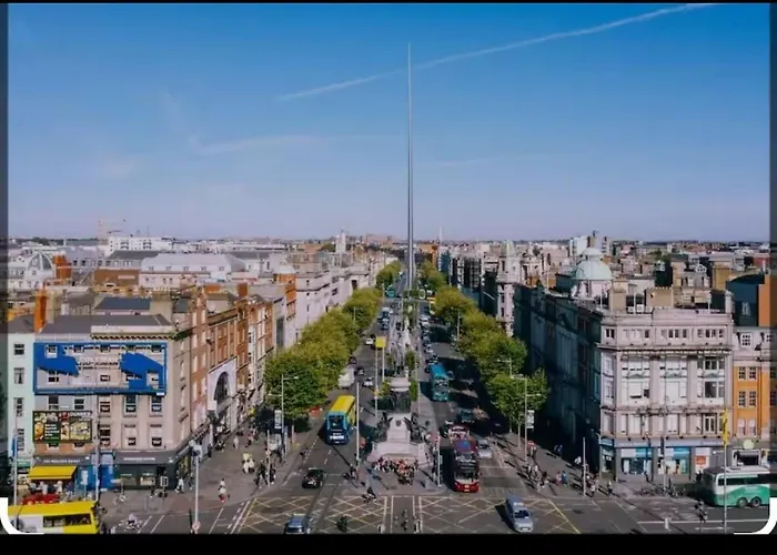 Apartment Modern Spacious Flat Near And Airport With Parking & Wifi *