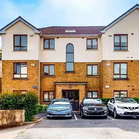 Modern Spacious Flat Near And Airport With Parking & Wifi Lägenhet *